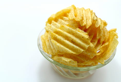 potato chips on clear glass bowl, snack, snacking, food, junk HD wallpaper