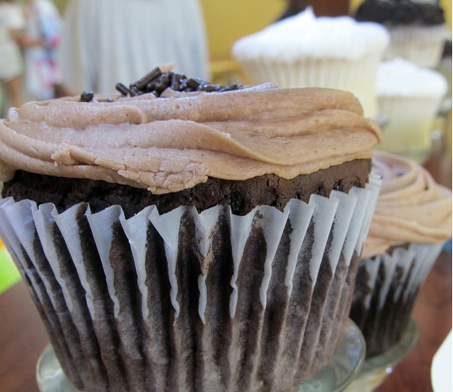 cupcake, icing, dessert, food, frosting, sweet, baked, frosted HD wallpaper