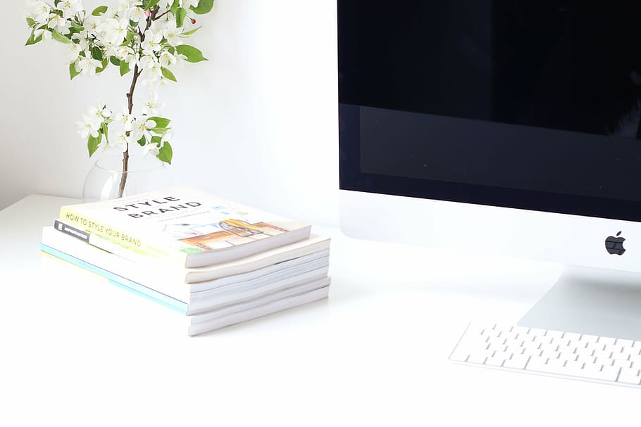 books beside silver iMac, computer, keyboard, apple, electronics HD wallpaper