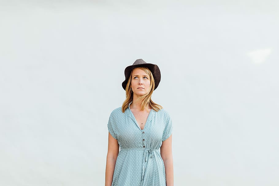 woman wearing teal half-button cap sleeve dress and black hat HD wallpaper