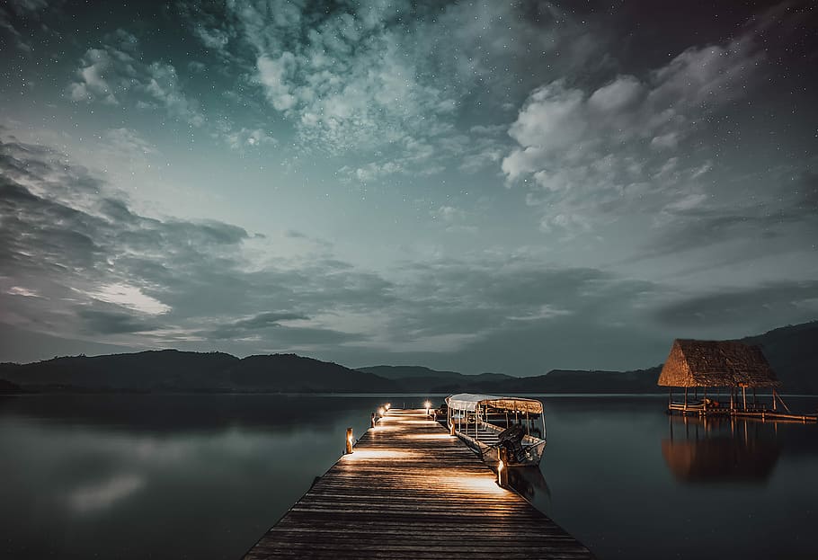 Amaneciendo en la selva, brown dock surrounded with body of water