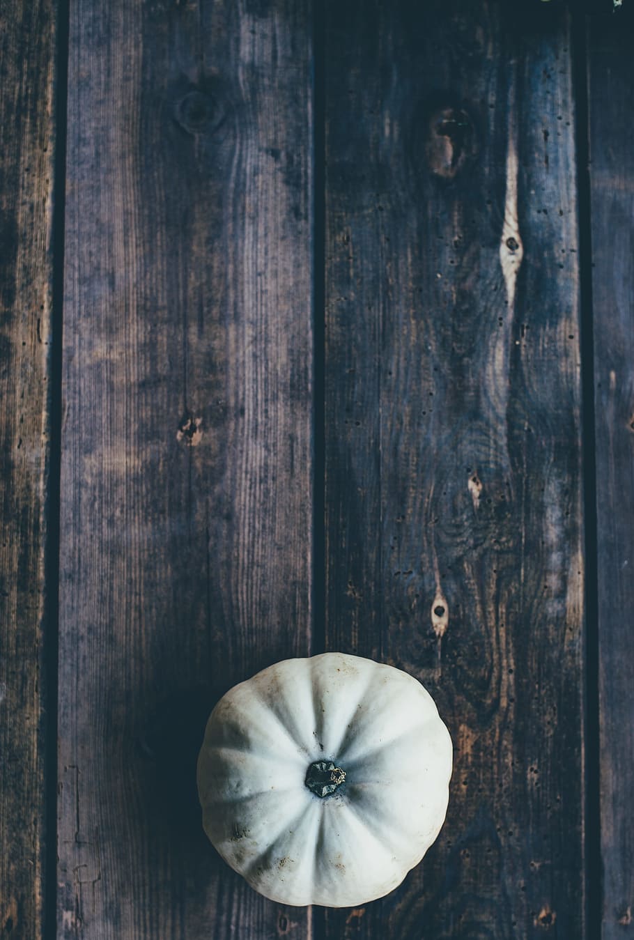 high-angle photography of green squash on brown wooden surface HD wallpaper
