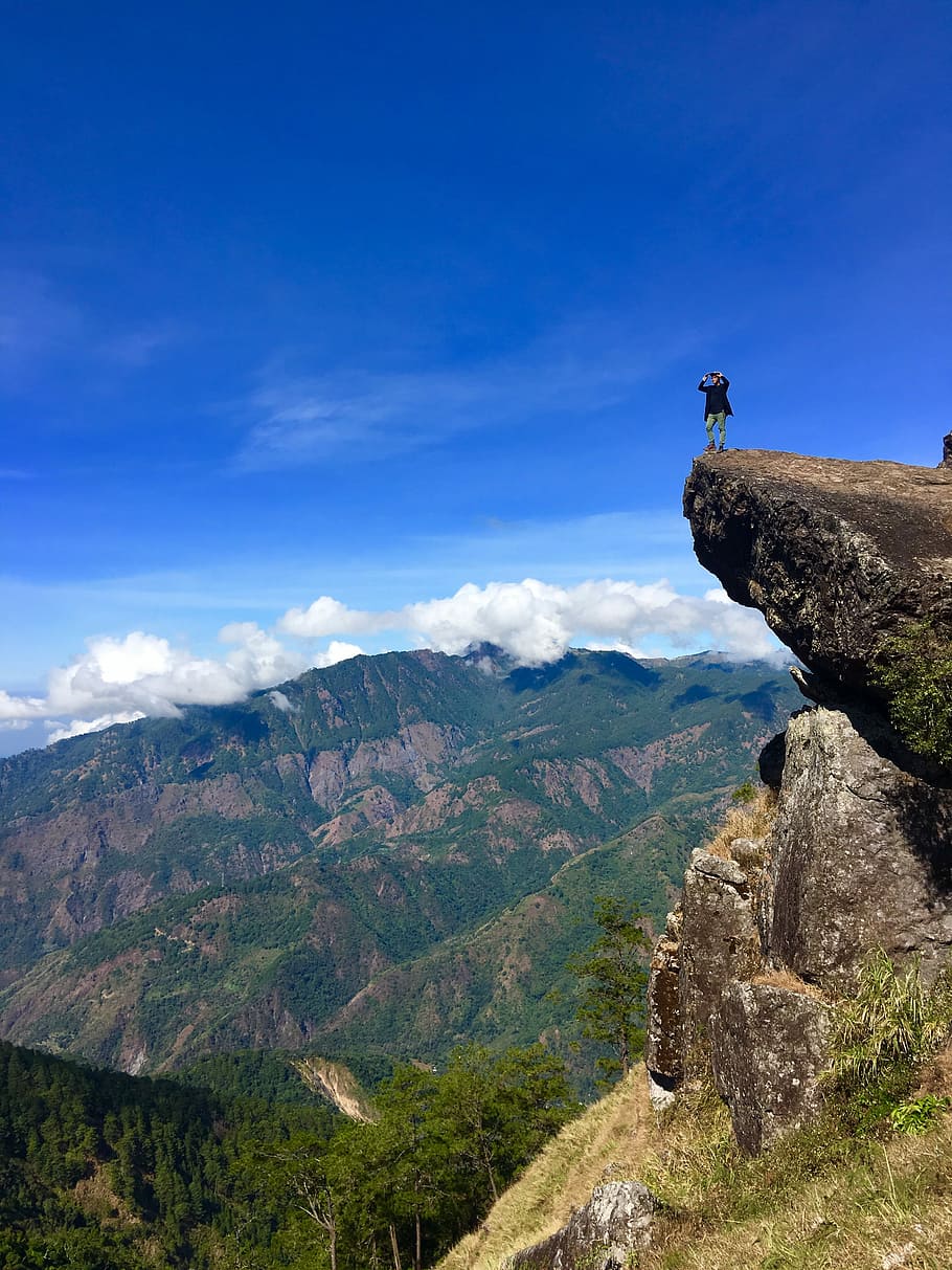Mount Ulap Gungal Peak, person standing on ledge of rock, cliff HD wallpaper