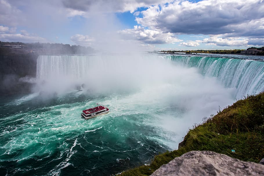 Niagara Falls, Canada, boat on body of water in front of waterfalls, HD wallpaper