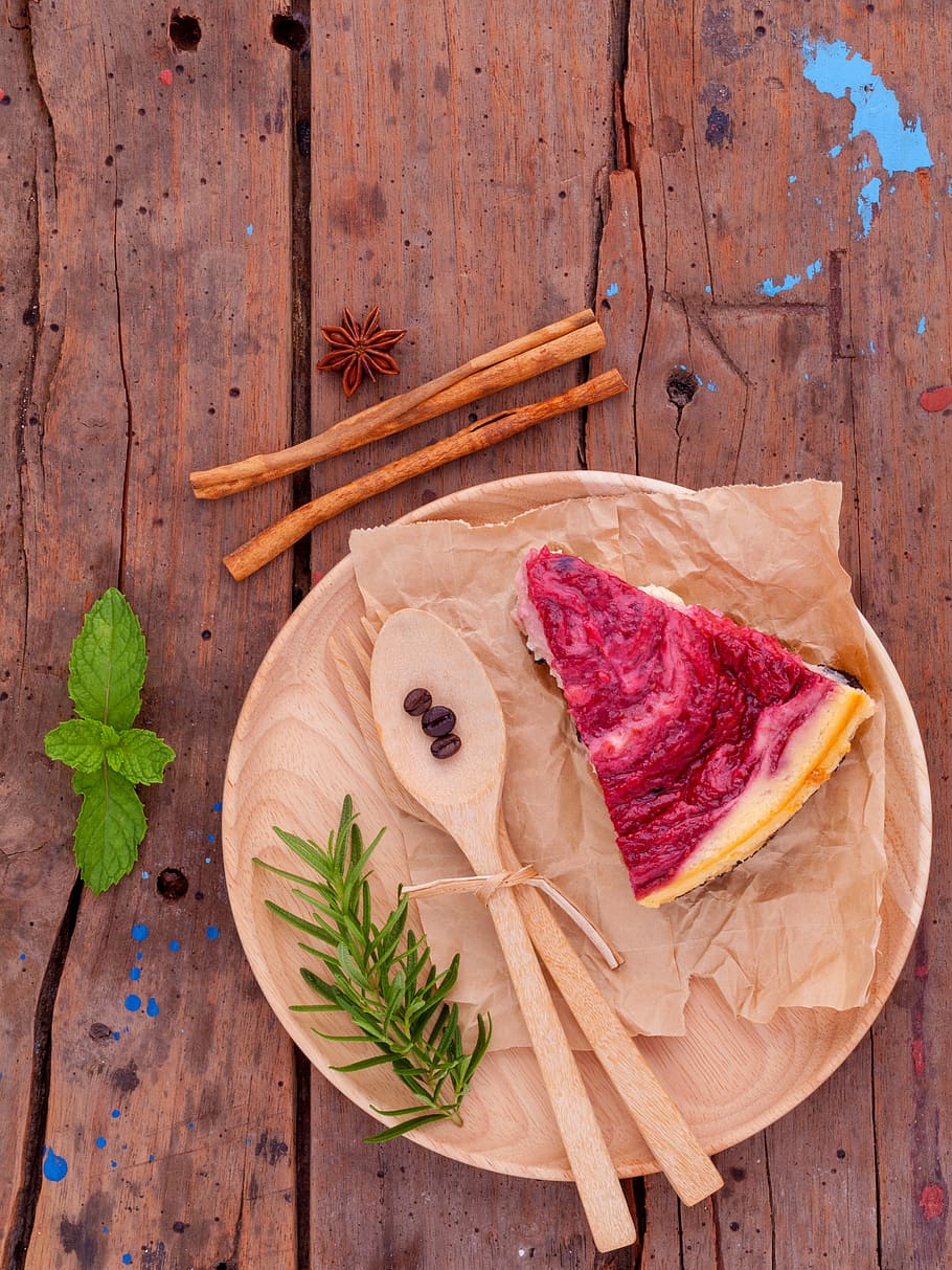 pizza serve on brown wooden plate, dish, roast, cafe, table HD wallpaper