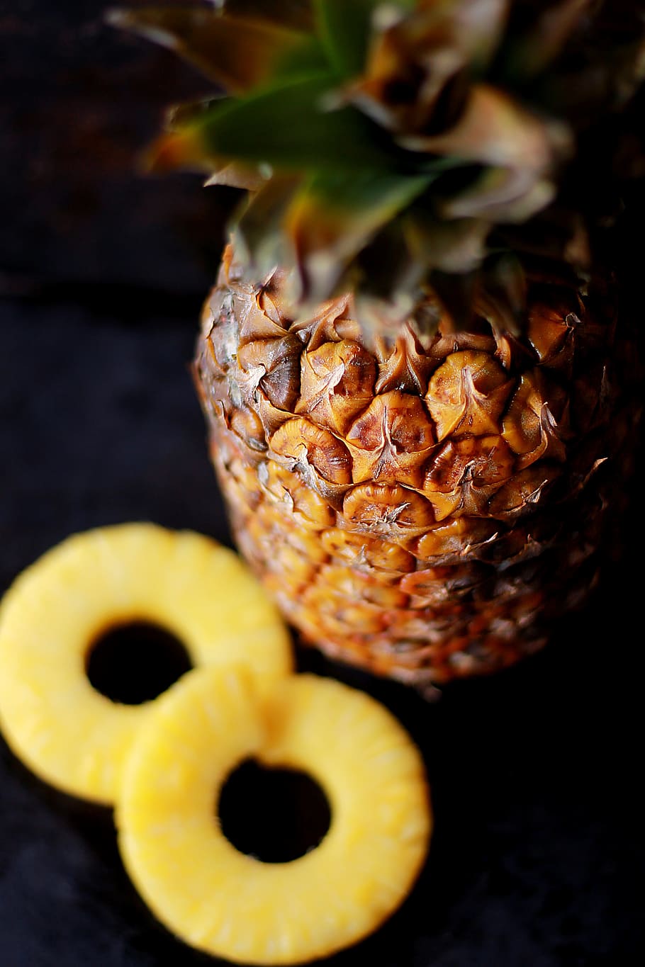 brown pineapple fruit beside slice fruits, brown pineapple, food HD wallpaper