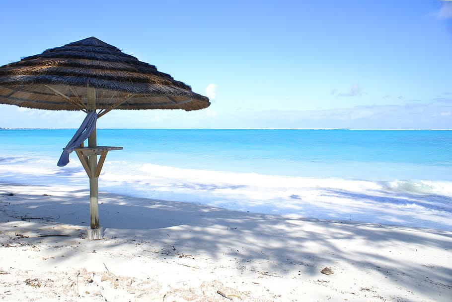 brown wooden cottage near ocean at daytime, turks, caicos islands, HD wallpaper