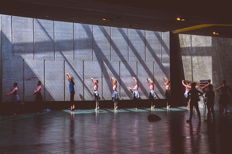group of children performin ballerina, ballerinas practicing in room HD wallpaper