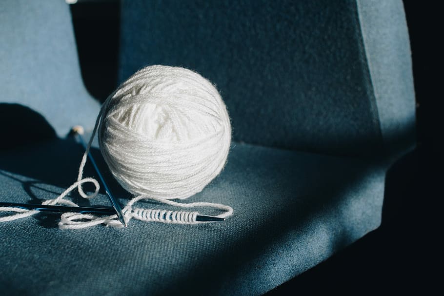white yarn on gray surface, shallow focus photography of white yarn HD wallpaper