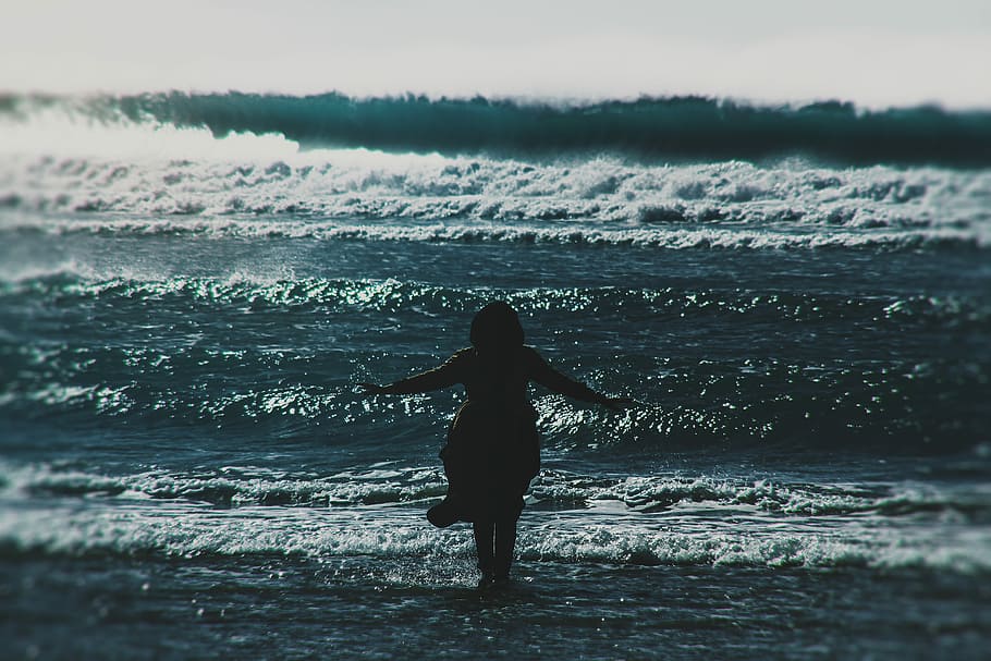 silhouette of woman standing on seashore, woman standing in front of waving sea HD wallpaper
