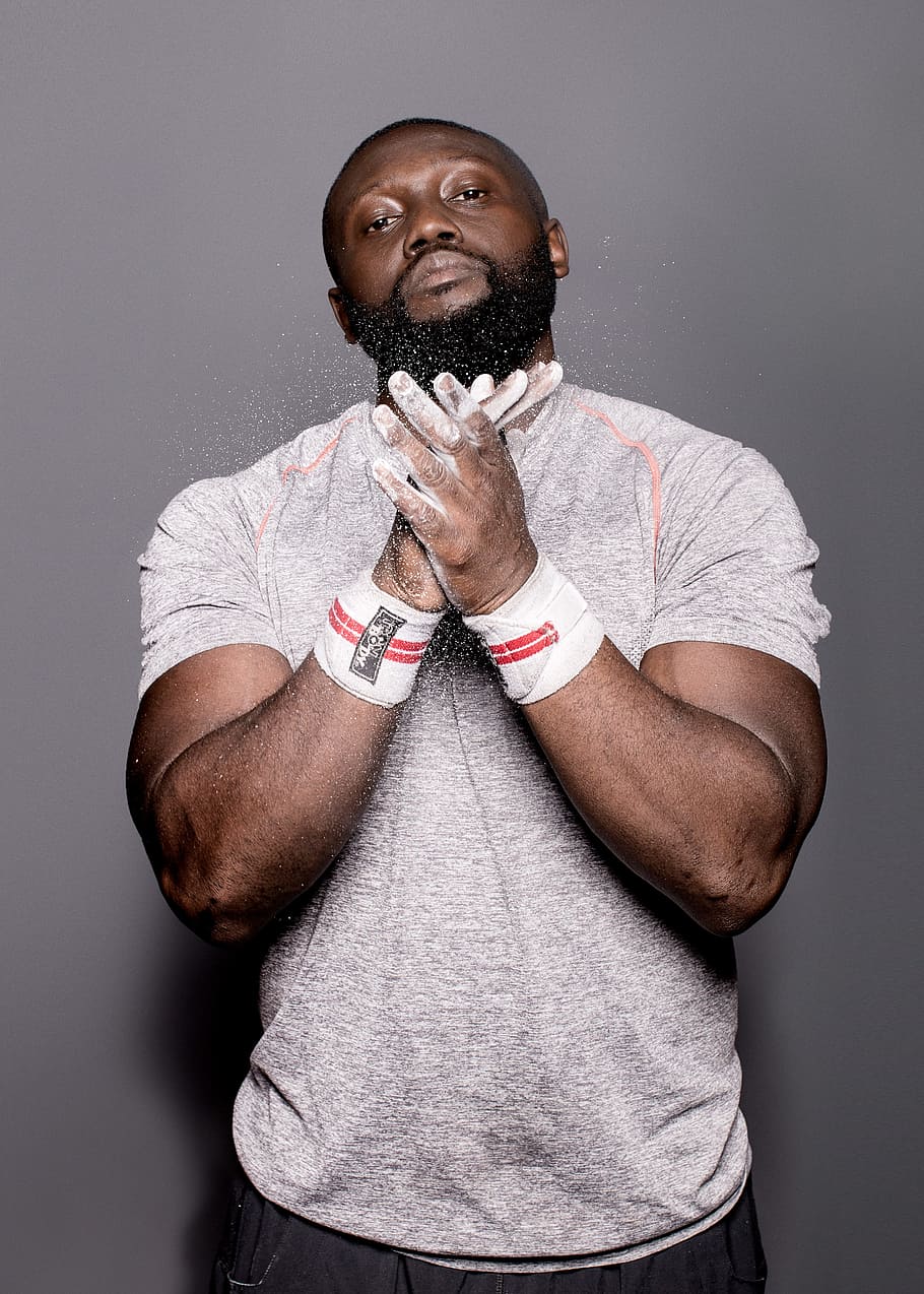 photo of male weight lifter, photo of man wearing gray t-shirt HD wallpaper