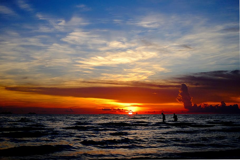 scenery of sunset, people playing on beach during sunset, cloud, HD wallpaper