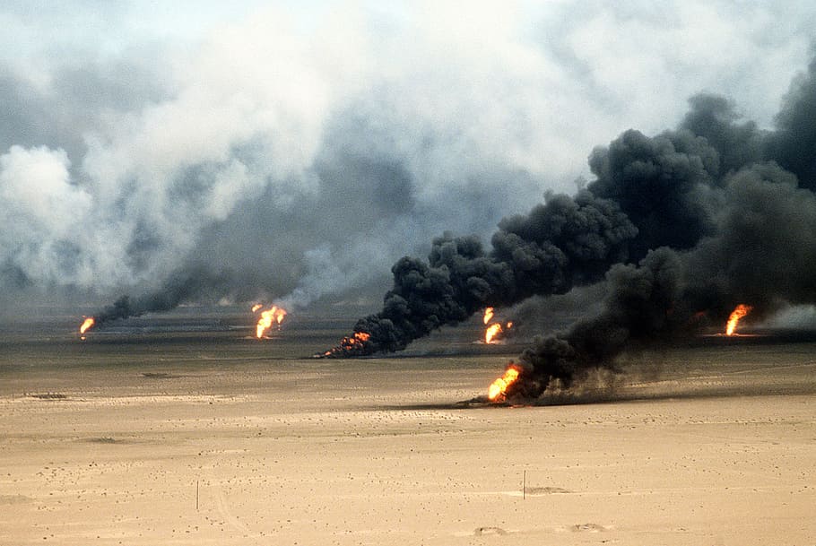 Oil well fires rage outside Kuwait City in 1991 in the Gulf War, HD wallpaper