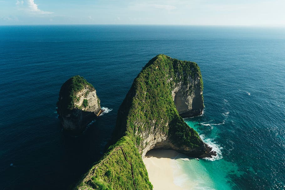 aerial photography of island, landscape photography of green rock formation in midst of body of water HD wallpaper