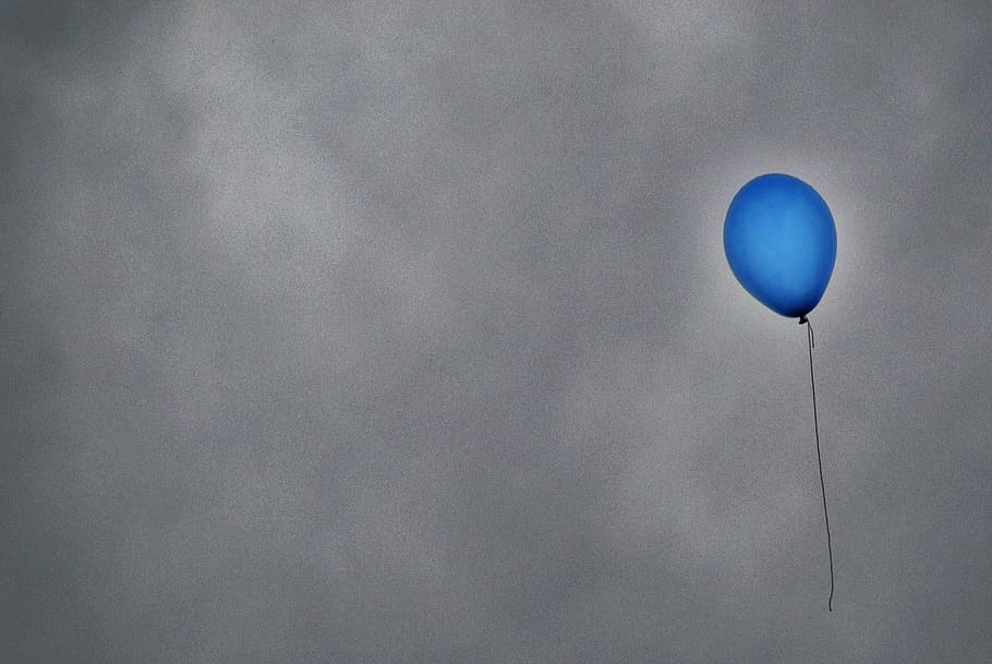 blue air balloon under gray sky, balloons, wind, colorful, flying HD wallpaper