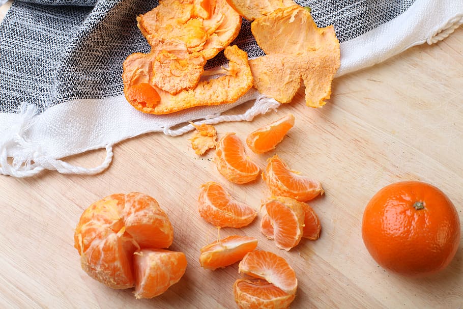 focus photography of peeled orange fruit, orange and peel on beige surface, HD wallpaper