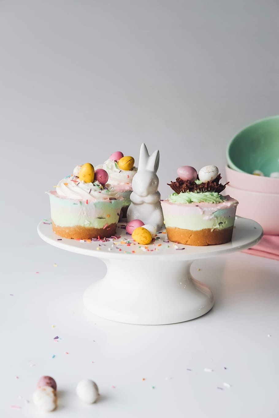 cakes placed on white ceramic cake stand, cupcakes on cake stand HD wallpaper