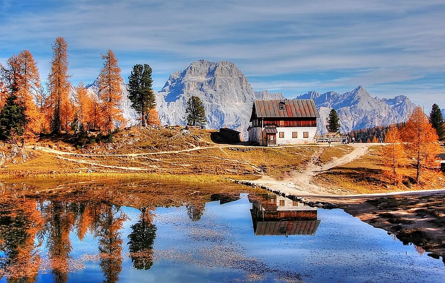 white and brown house near body of water at the foot of moutain, HD wallpaper