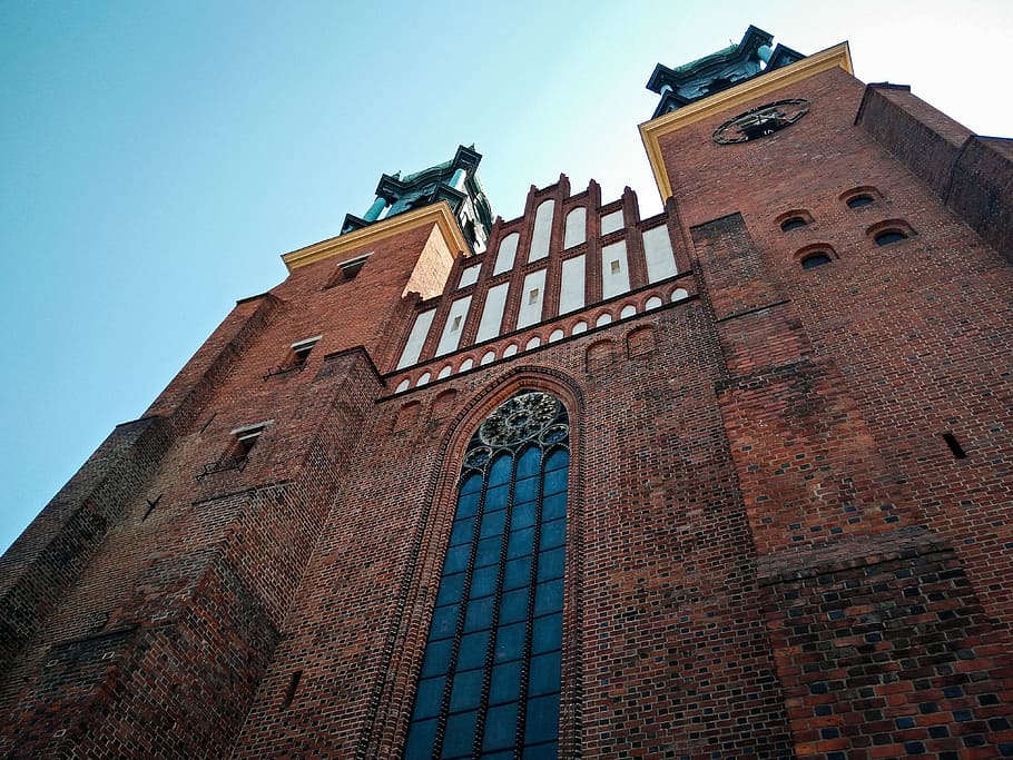architectural photography of brown building, low angle architectural photography of brown brick building HD wallpaper