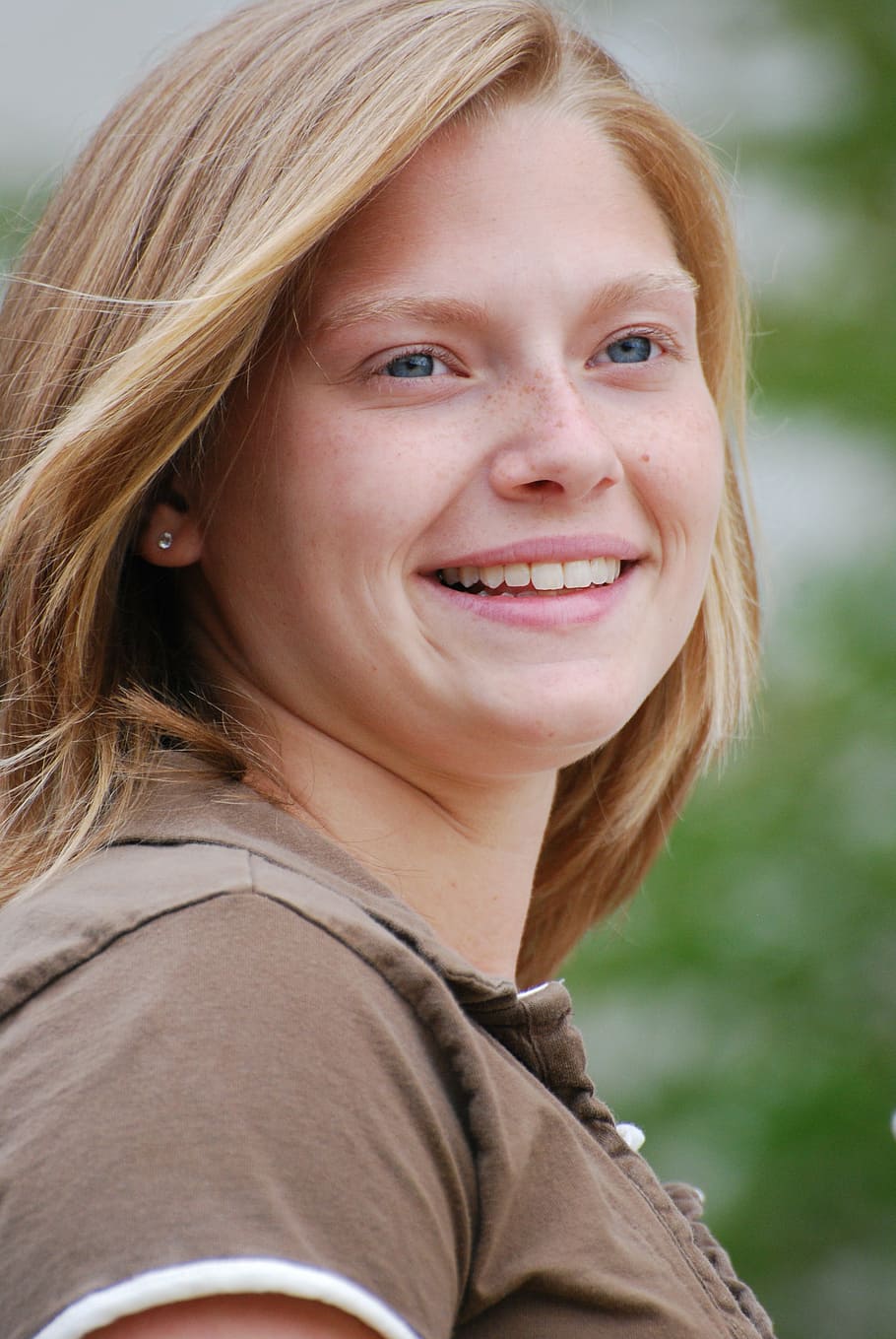 close-up photo of woman wearing brown shirt smiling, student, HD wallpaper