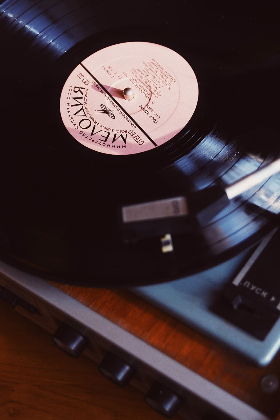 vinyl sleeved n table, black vinyl record near brown wooden surface HD wallpaper