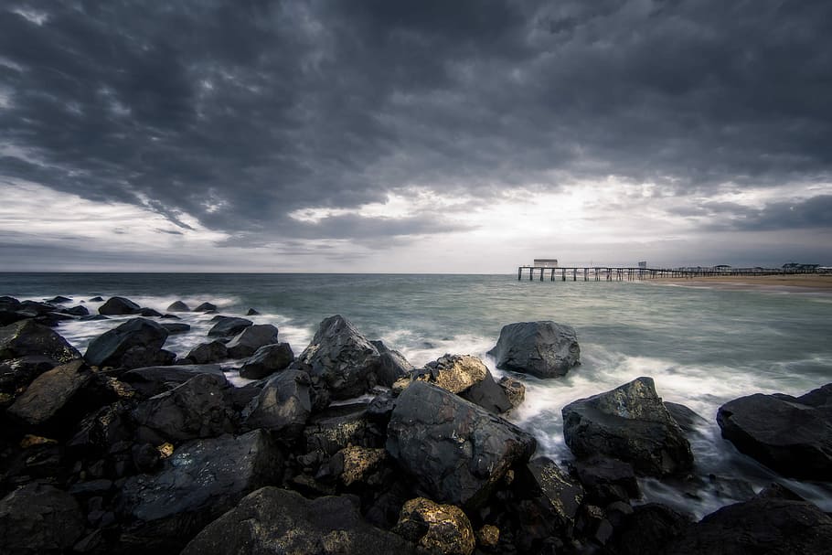 black rocks beside a body of water, close-up of seashore, seascape HD wallpaper