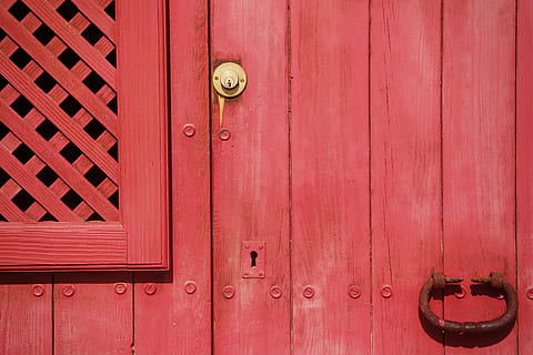 brown steel door knocker on red wooden door, rusty, keyhole HD wallpaper