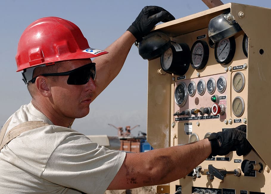 man wearing white shirt with red hard hat, worker, hardhat HD wallpaper