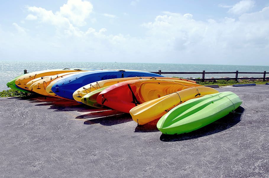 aligned assorted-color kayaks on gray seashore during daytime photo, HD wallpaper