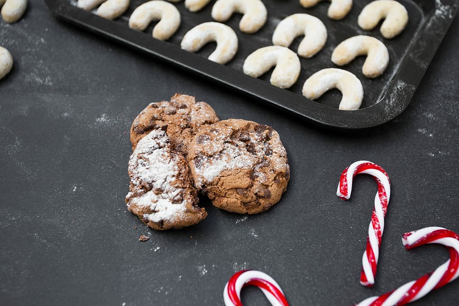 brown cookies, cookies beside candy cane, baking, christmas, baking tray HD wallpaper