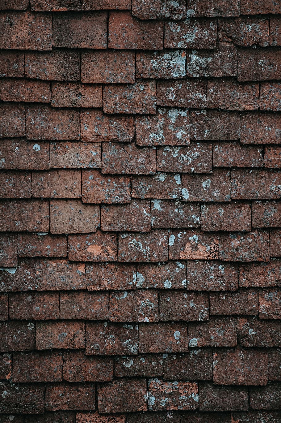 closeup photography of brown and gray concrete bricks, brown shingles roof, HD wallpaper