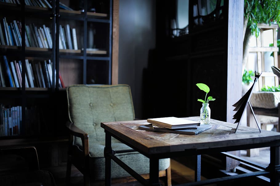 photo of green padded chair near brown wooden table, square brown wooden coffee table HD wallpaper