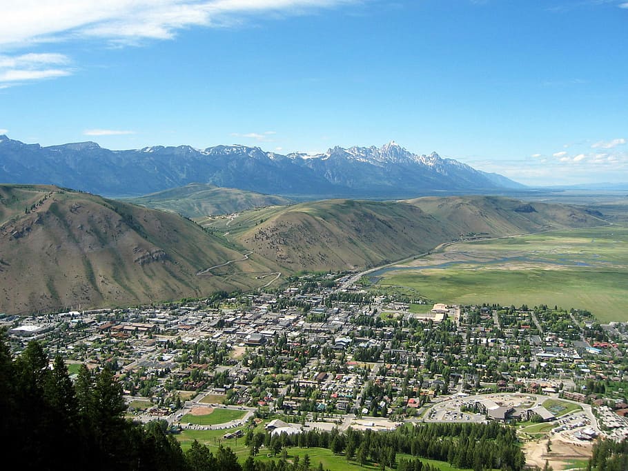 Overview of the town of Jackson, Wyoming from Snow King Resort, HD wallpaper