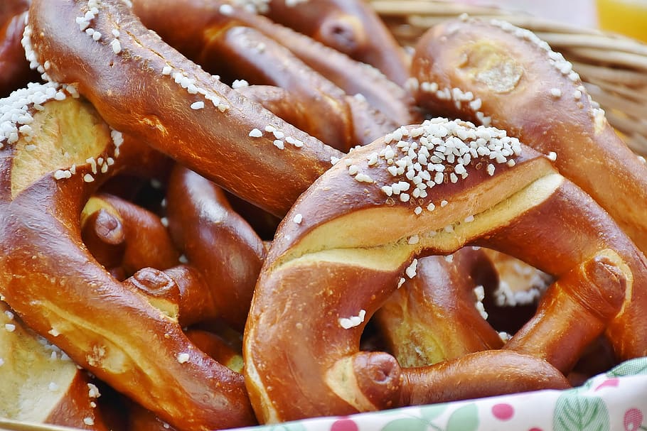 bucket of pretzels, breze, salt, delicious, eat, crispy, bread, HD wallpaper
