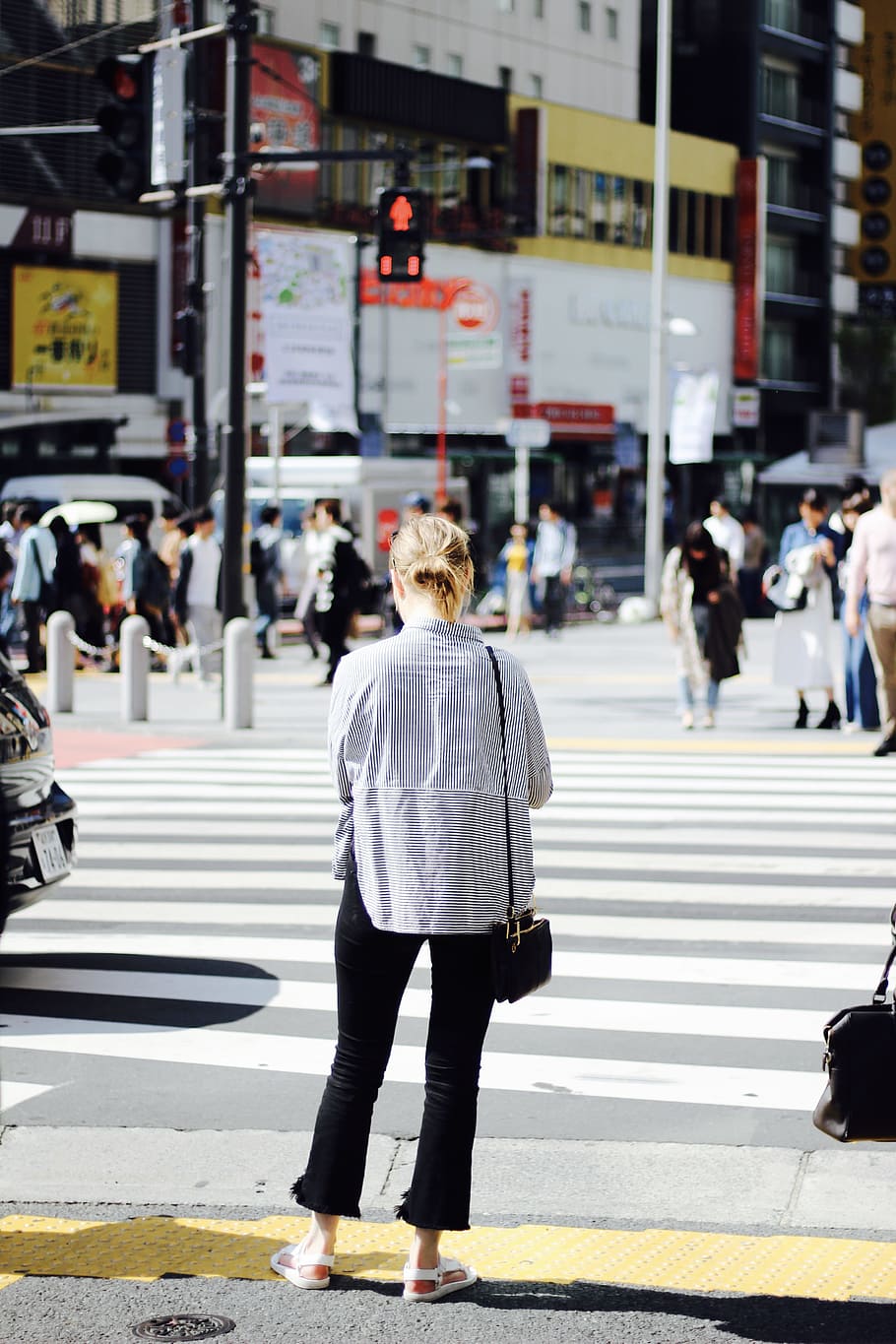 woman standing in pedestrian lane, woman standing in front of pedestrian lane HD wallpaper