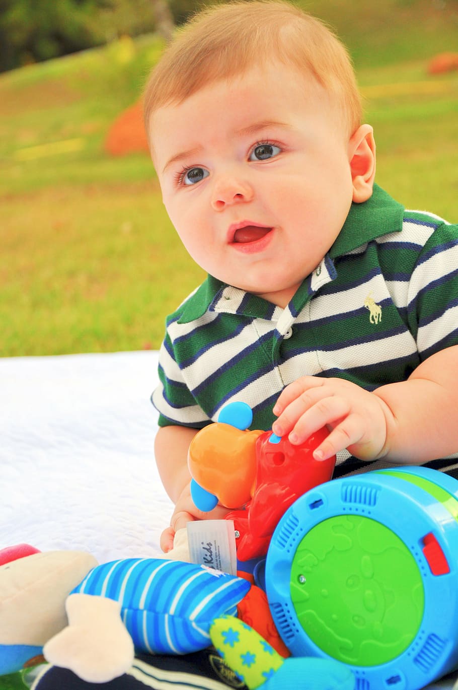 boy playing toy during daytime, bebe, child, baby, kid, todler HD wallpaper