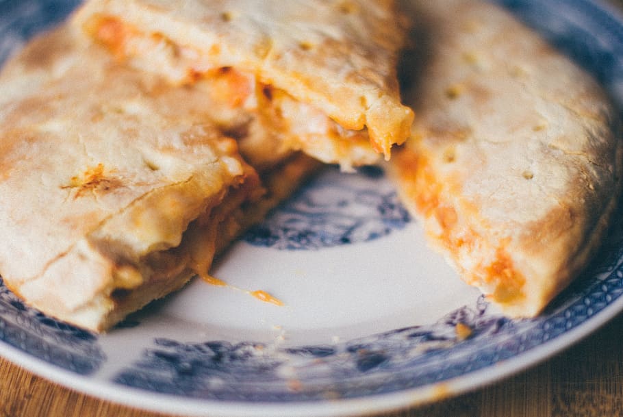baked pie on top of blue ceramic plate, calzone, pizza, bread HD wallpaper