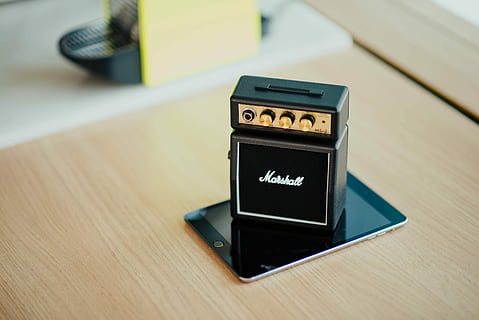 black Marshal guitar amplifier on speaker on smartphone, black Marshall miniature guitar amplifier on black iPad turned off HD wallpaper