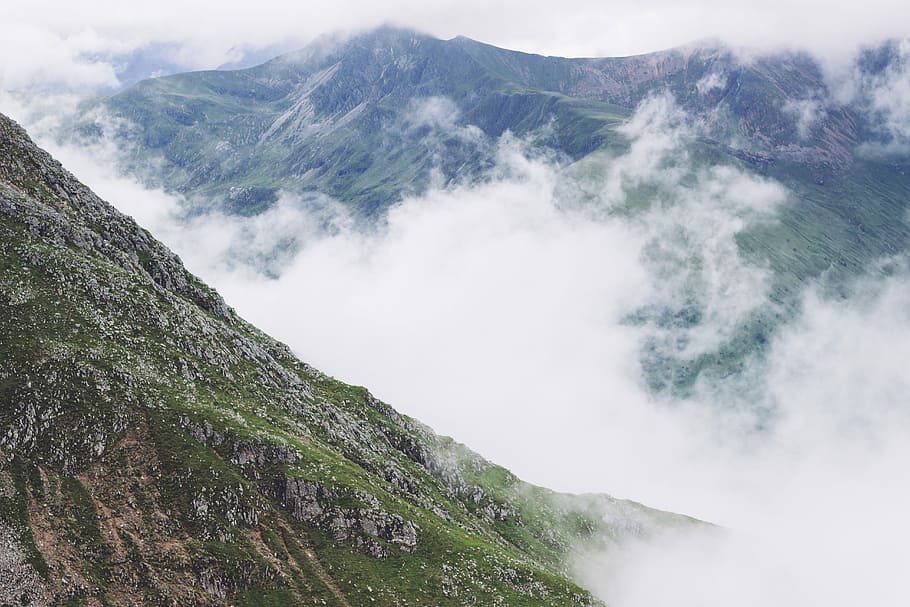 aerial view photo gray of mountain covering by mist, green mountains surrounded by fogs at daytime HD wallpaper