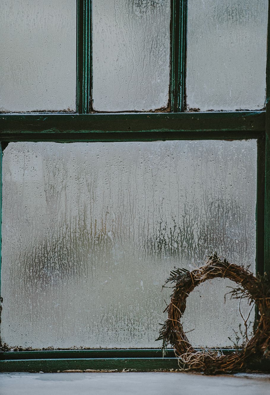 Wreath by window, frosted clear glass window near wreath, no people HD wallpaper