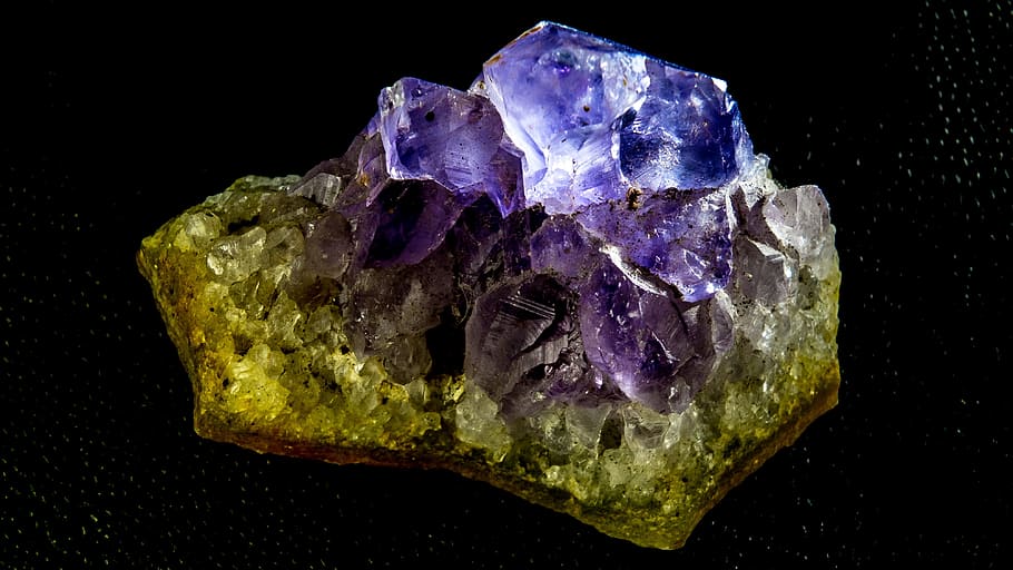 closeup photo of green and purple geode stone, gem, blue, bright HD wallpaper