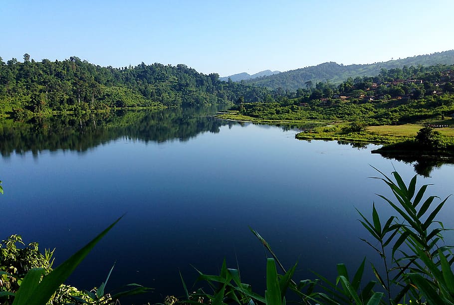 calm body of water near green trees and mountain at daytime, body of water surrounded by trees HD wallpaper