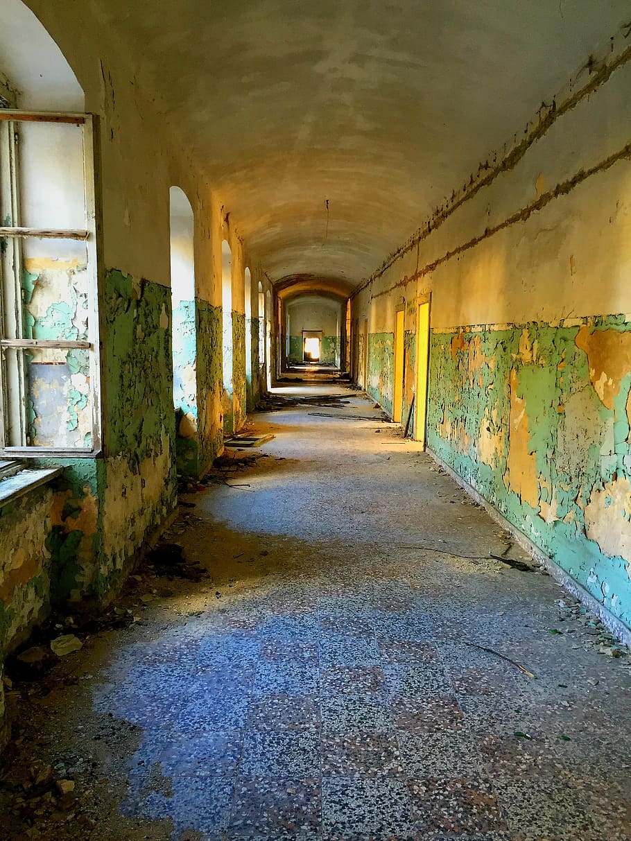 photography of concrete hallway, empty, old, building, vintage HD wallpaper