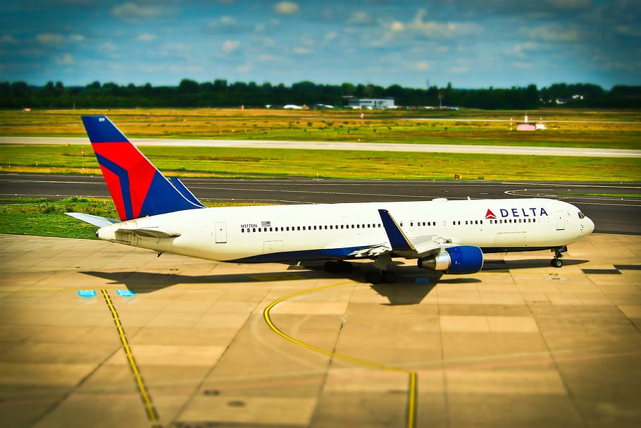 white and blue Delta airplane in airport, Aircraft, Departure, HD wallpaper