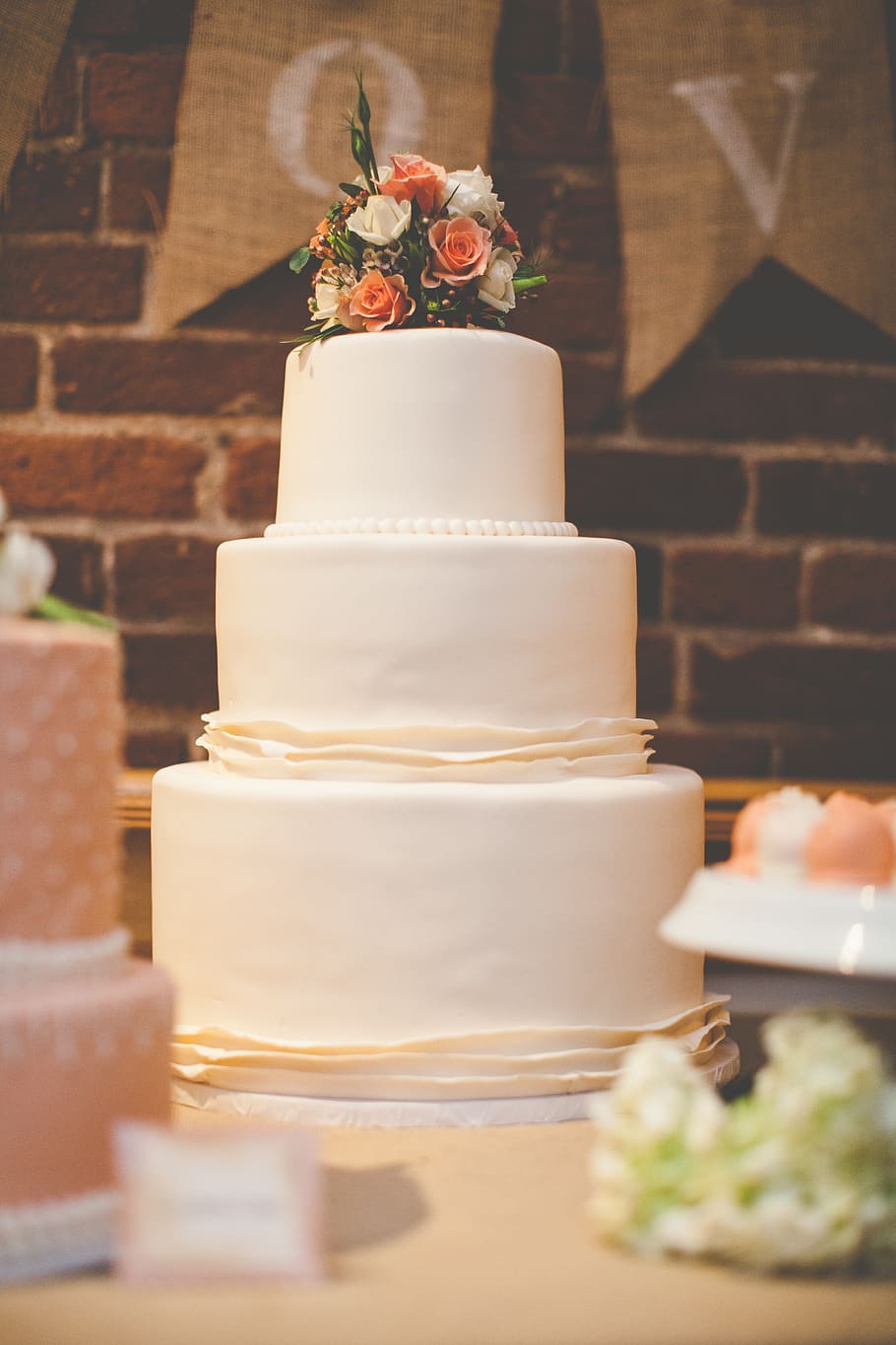 The Average Wedding Cake Cost, Backed by Real Data