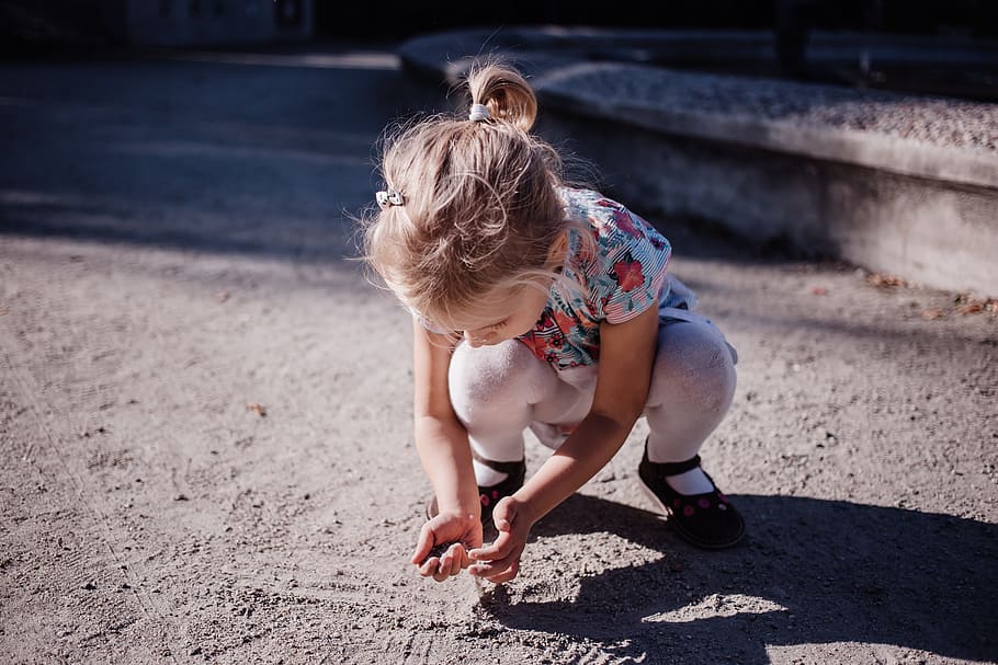 girl wearing multicolored floral shirt holding grey sand, people HD wallpaper