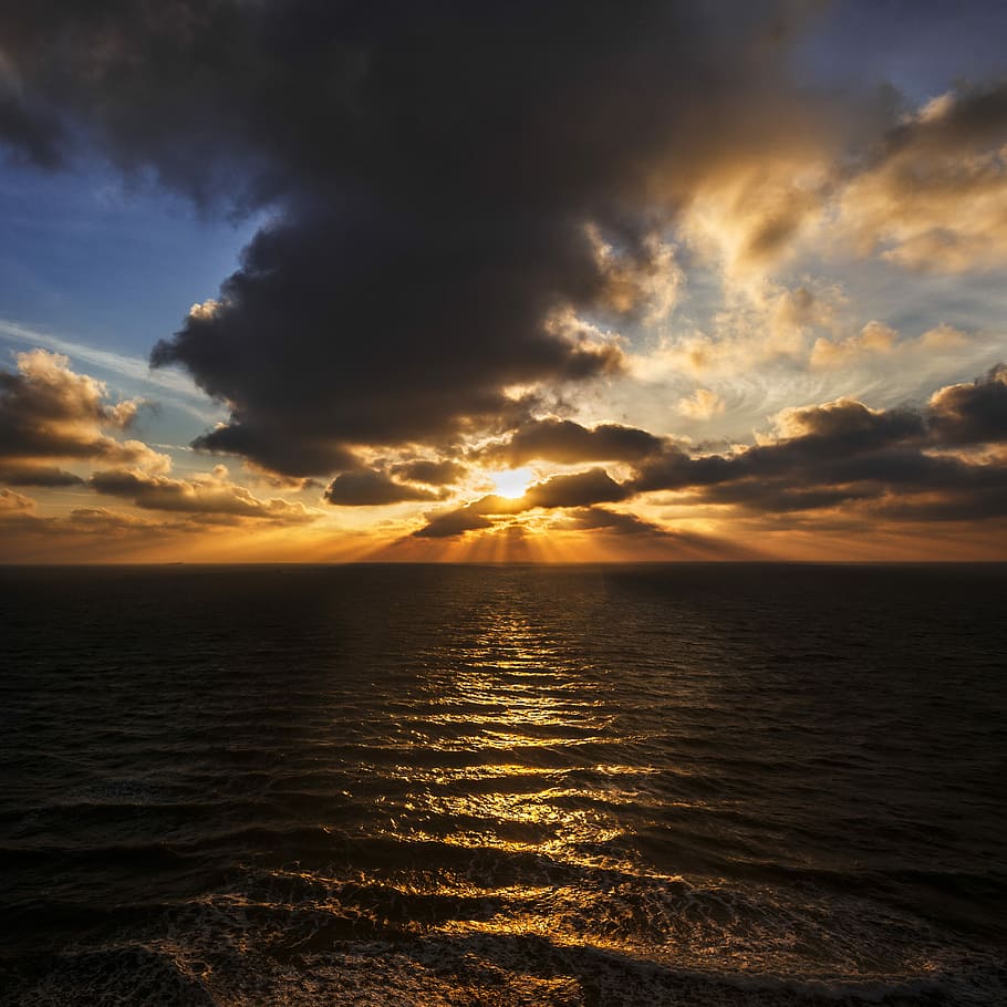 ocean under cloudy sky during sunset, wave, sunrise, sunlight HD wallpaper
