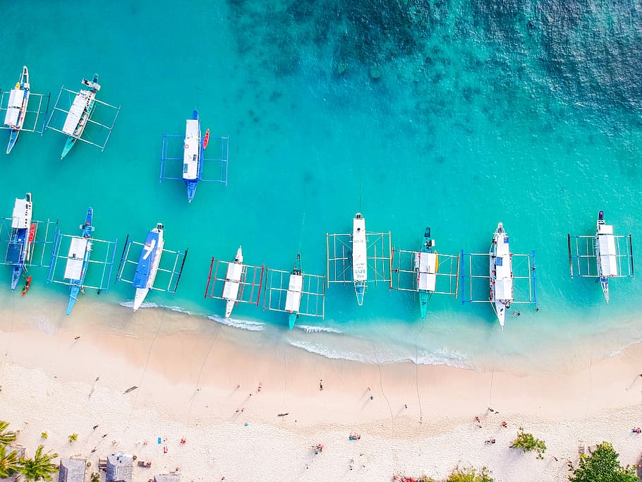 Seven Commando Beach, El Nido, Palawan, speedboats on seashore