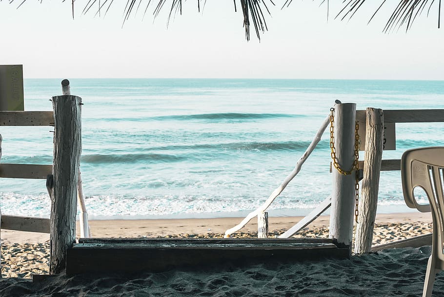 photo of brown ladder near body of water, body of water during daytime phoot HD wallpaper