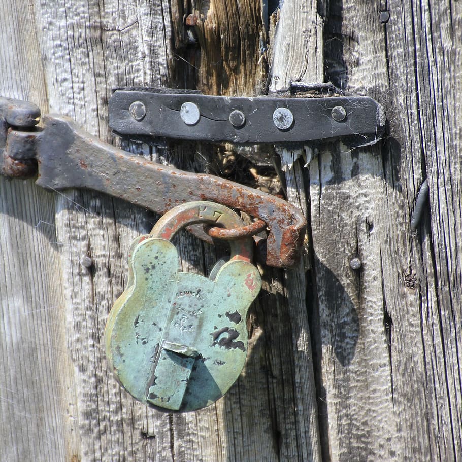padlock, rustic, wood, rusty, metal, vintage, antique, texture HD wallpaper